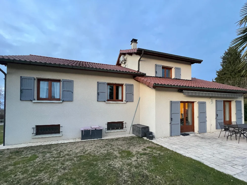 Imitation pierre sur une maison dans l'Isère