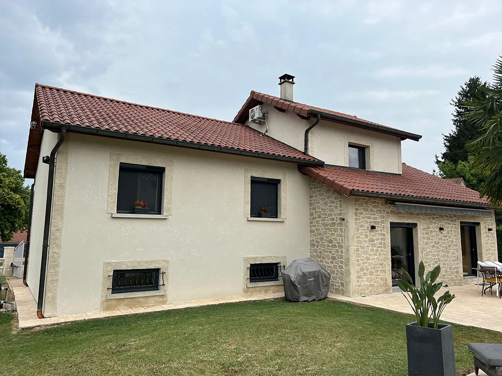 Imitation pierre sur une maison dans l'Isère
