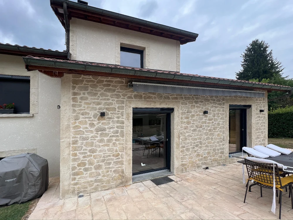 Imitation pierre sur une maison dans l'Isère