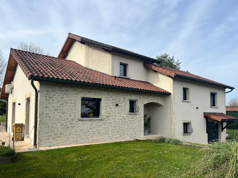 Imitation pierre sur une maison dans l'Isère