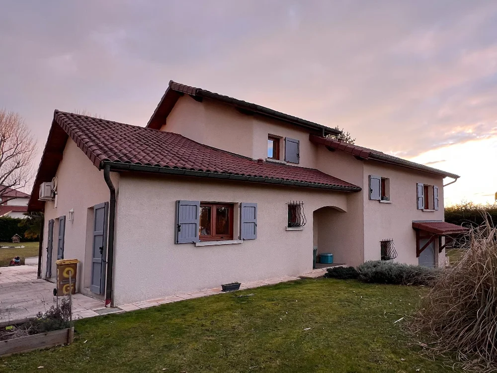 Imitation pierre sur une maison dans l'Isère