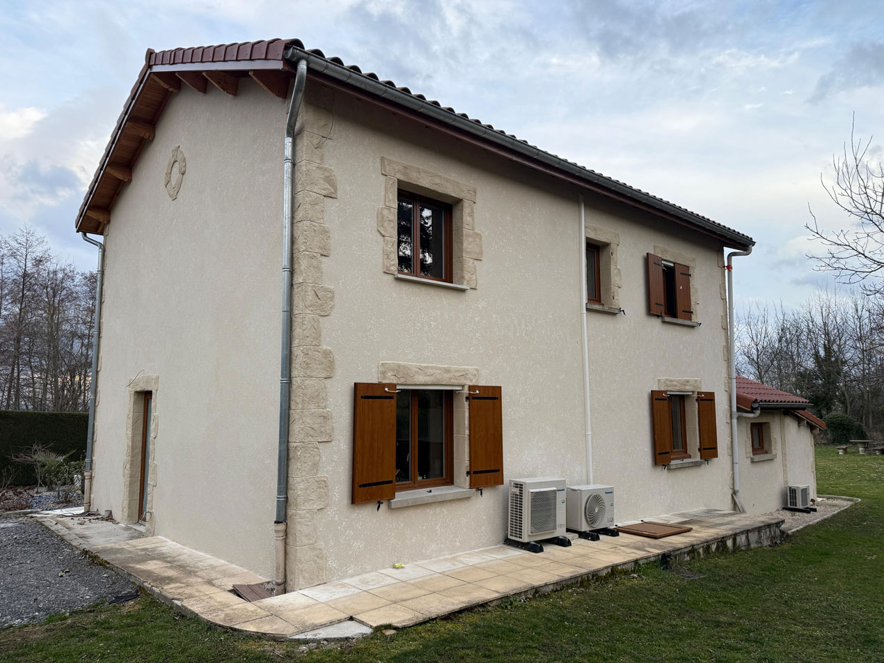 Façade imitation pierre dans la Loire