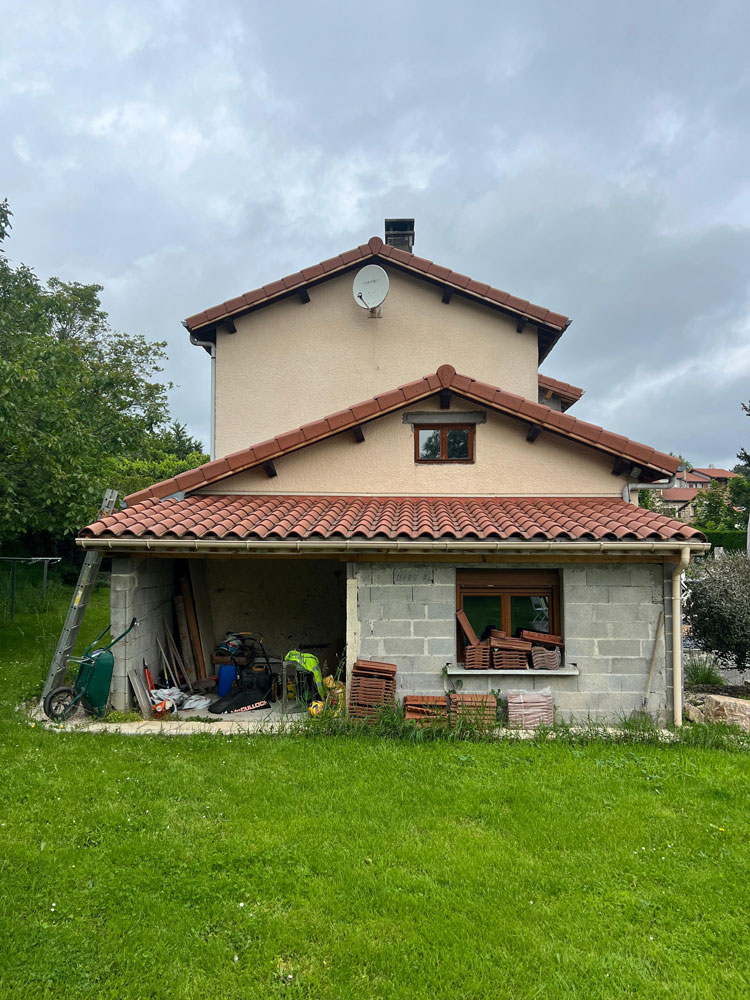 Façade imitation pierre dans la Loire