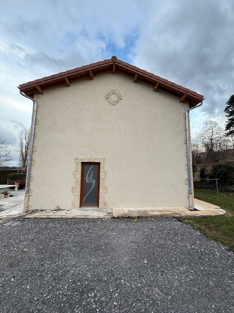 Façade imitation pierre dans la Loire