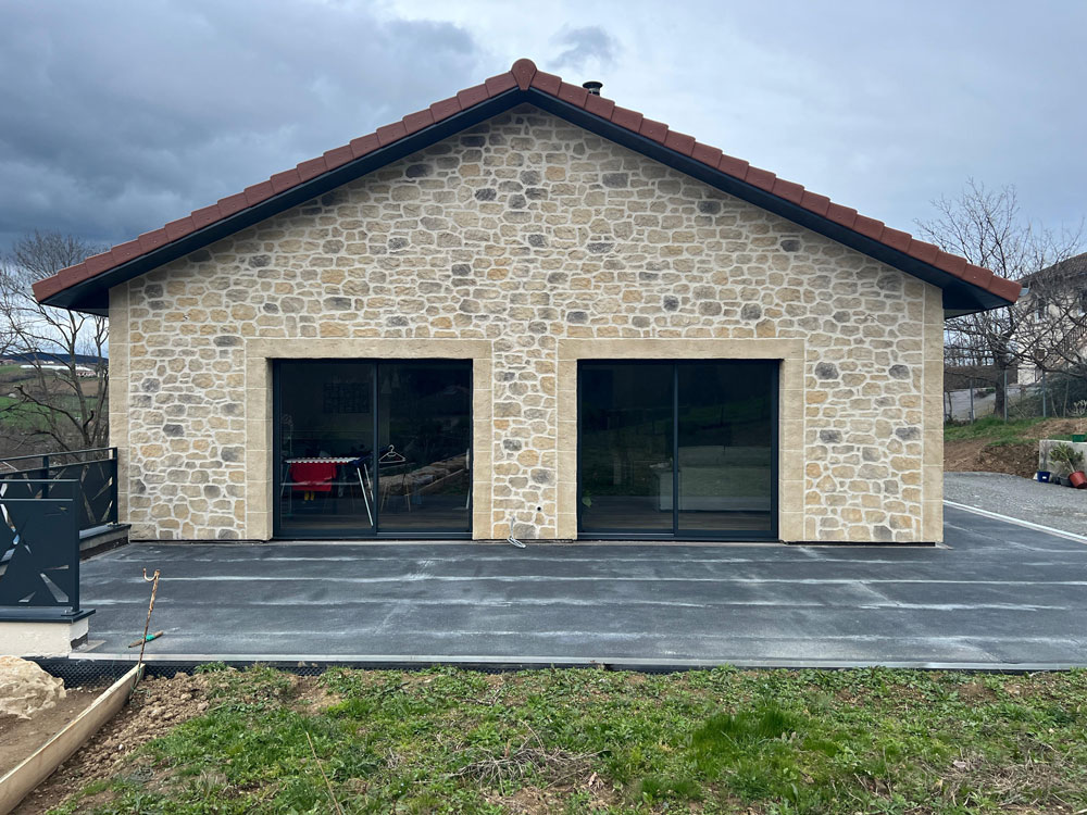 Façade imitation pierre à Courzieu