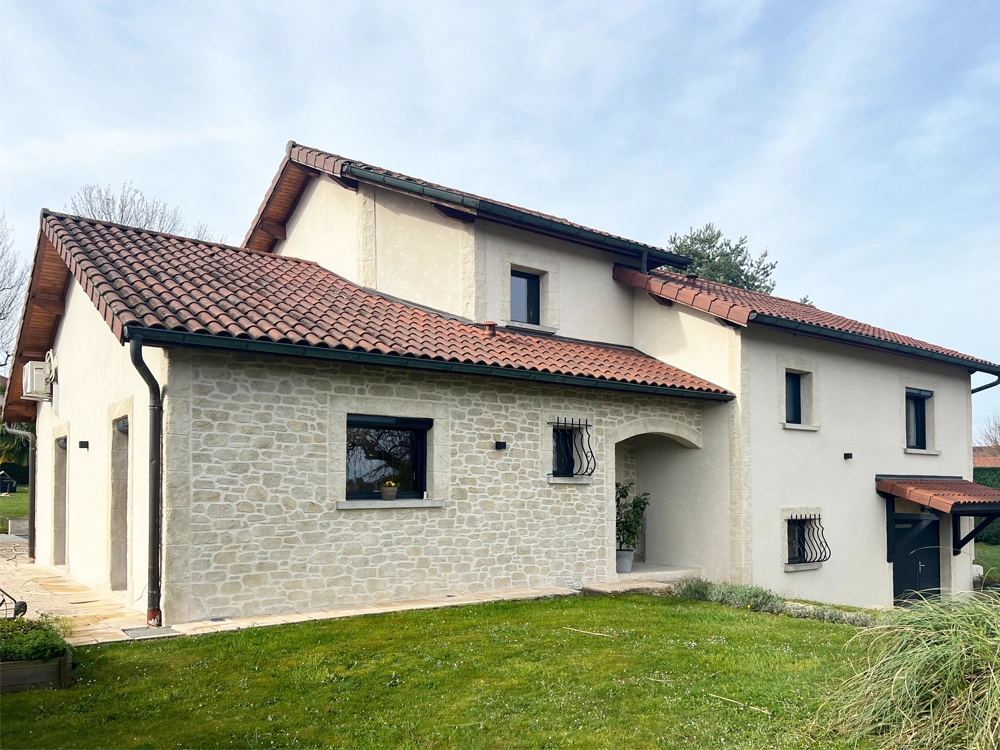 Enduit à la chaux avec finition écrasée et décoration pierre