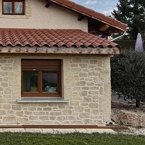 Maison avec façade imitation pierre