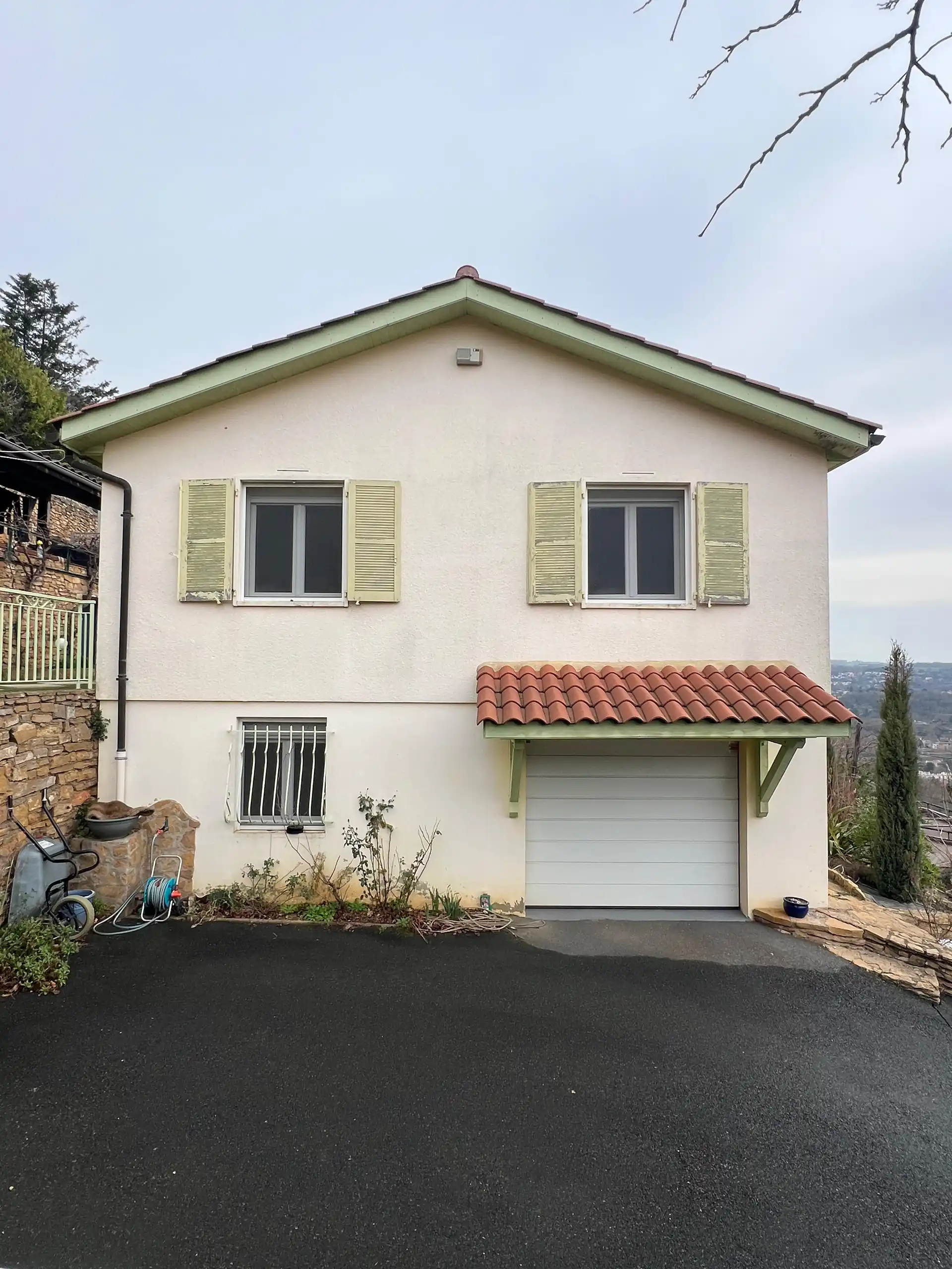 Ensemble de la maison avant traitement thermique extérieur