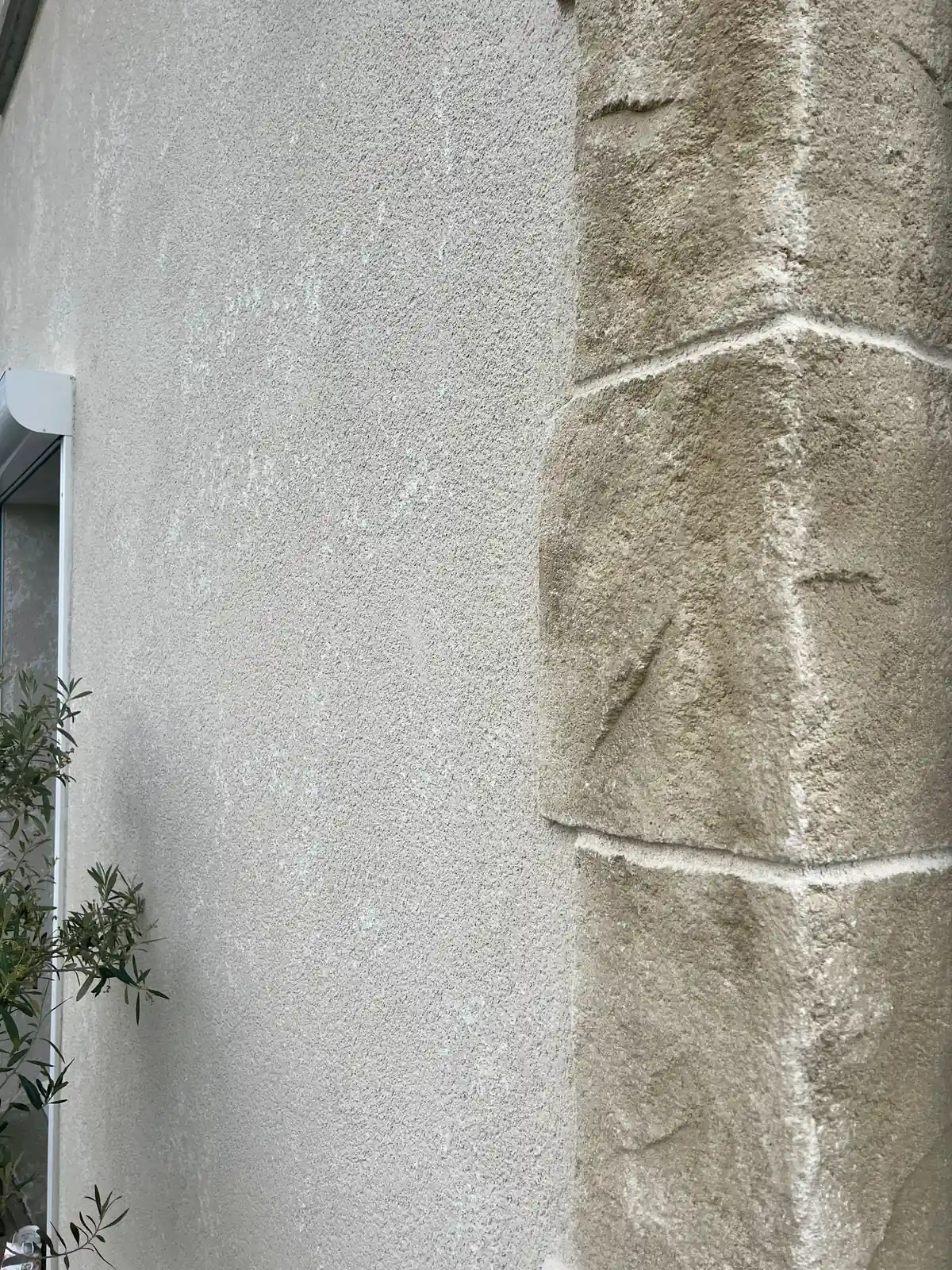 Zoom sur angle en enduit imitation pierre