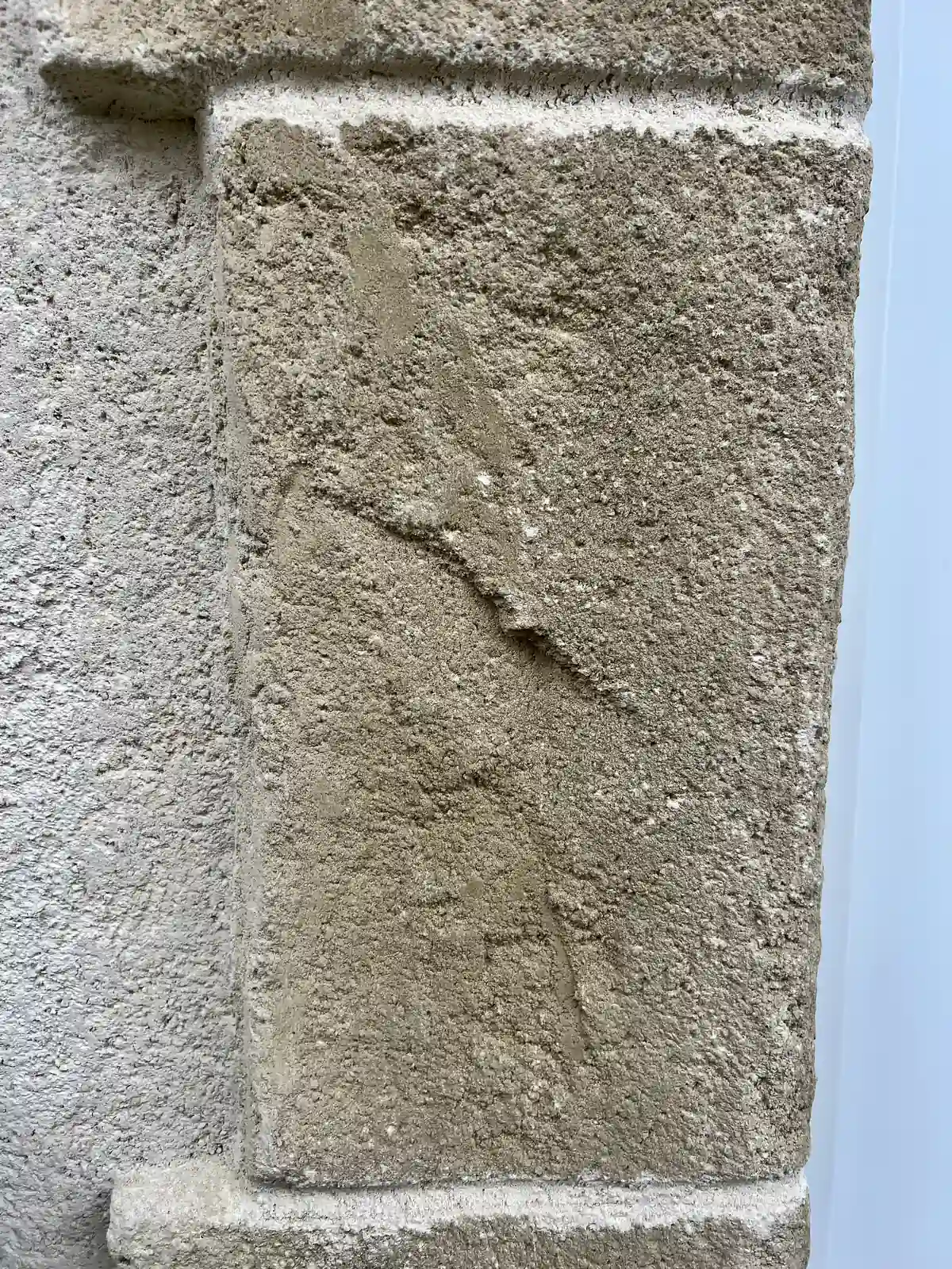 Gros plan sur encadrement pierre