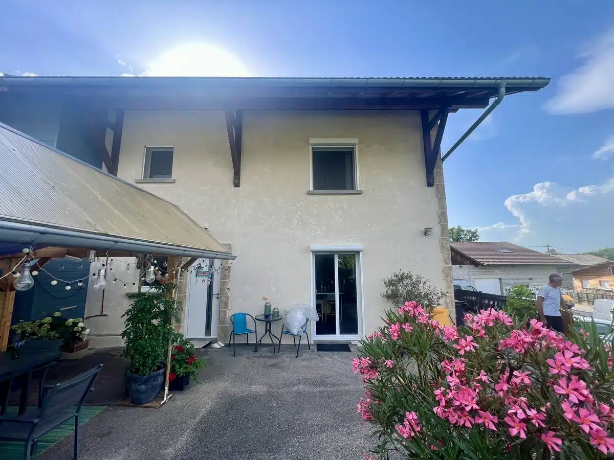 Ravalement de façade avec finition grattée rustique