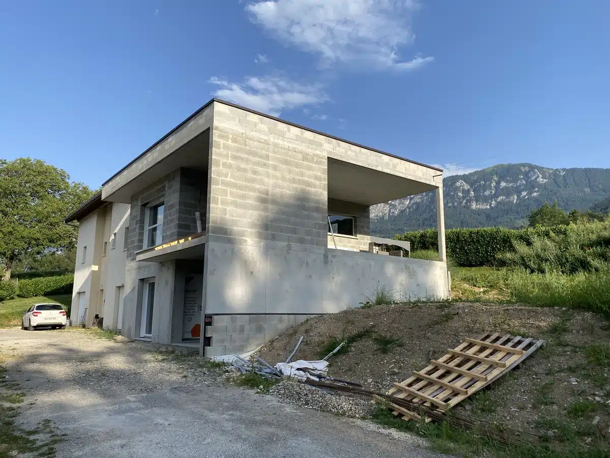 Murs bruts extension avant rénovation façade