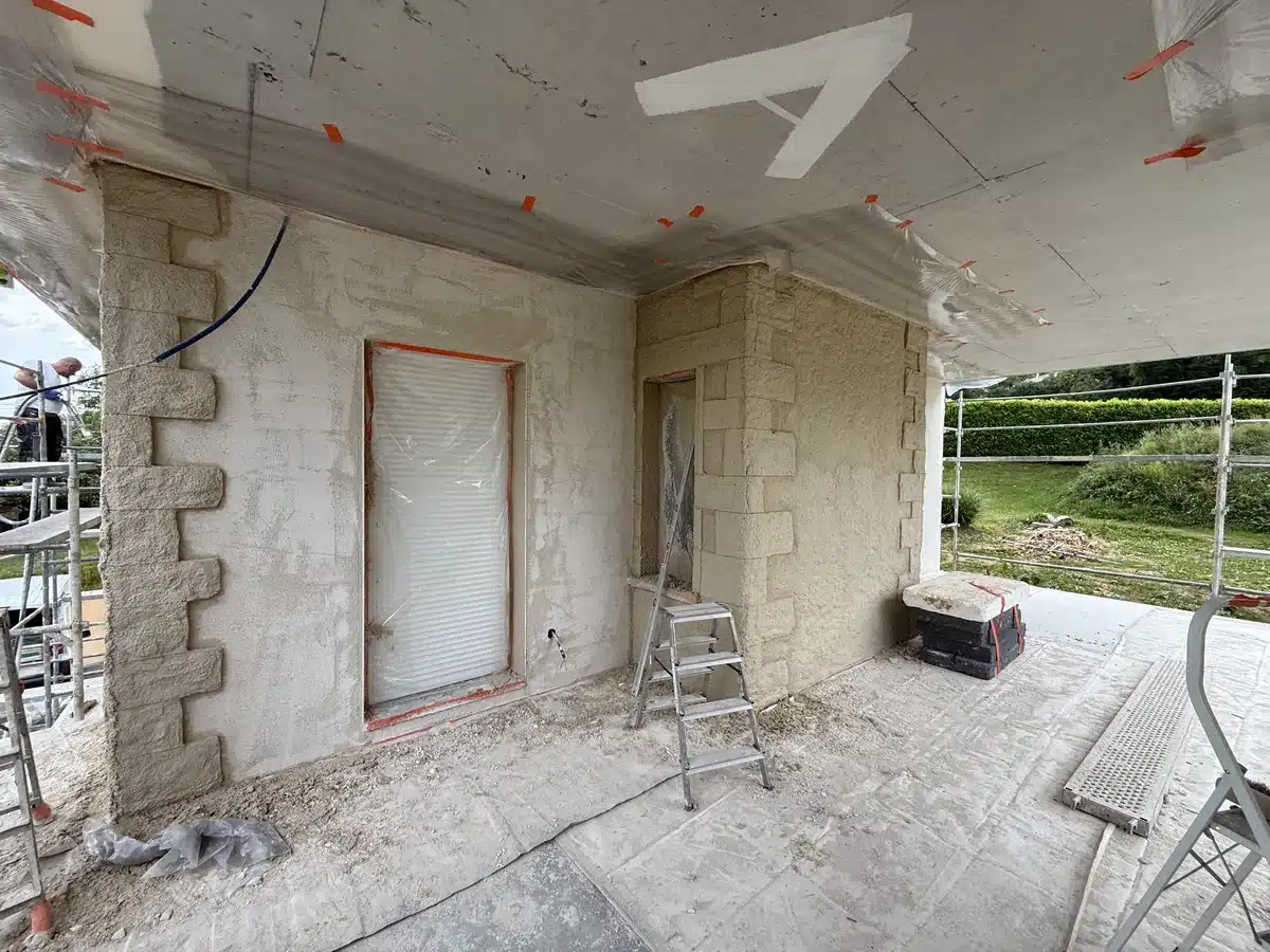 Mise en oeuvre de l'enduit imitation pierre