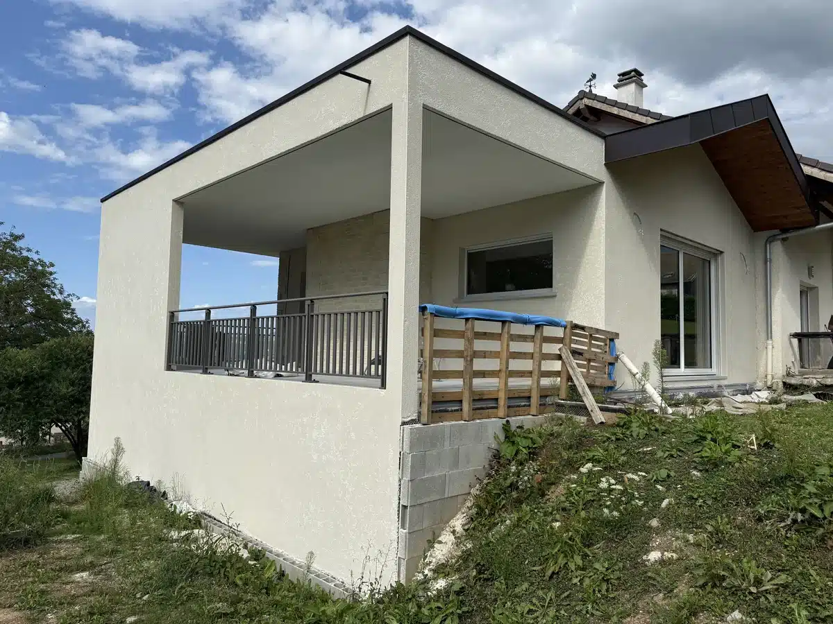 Façade extension rénovée Saint-Sixt vue générale