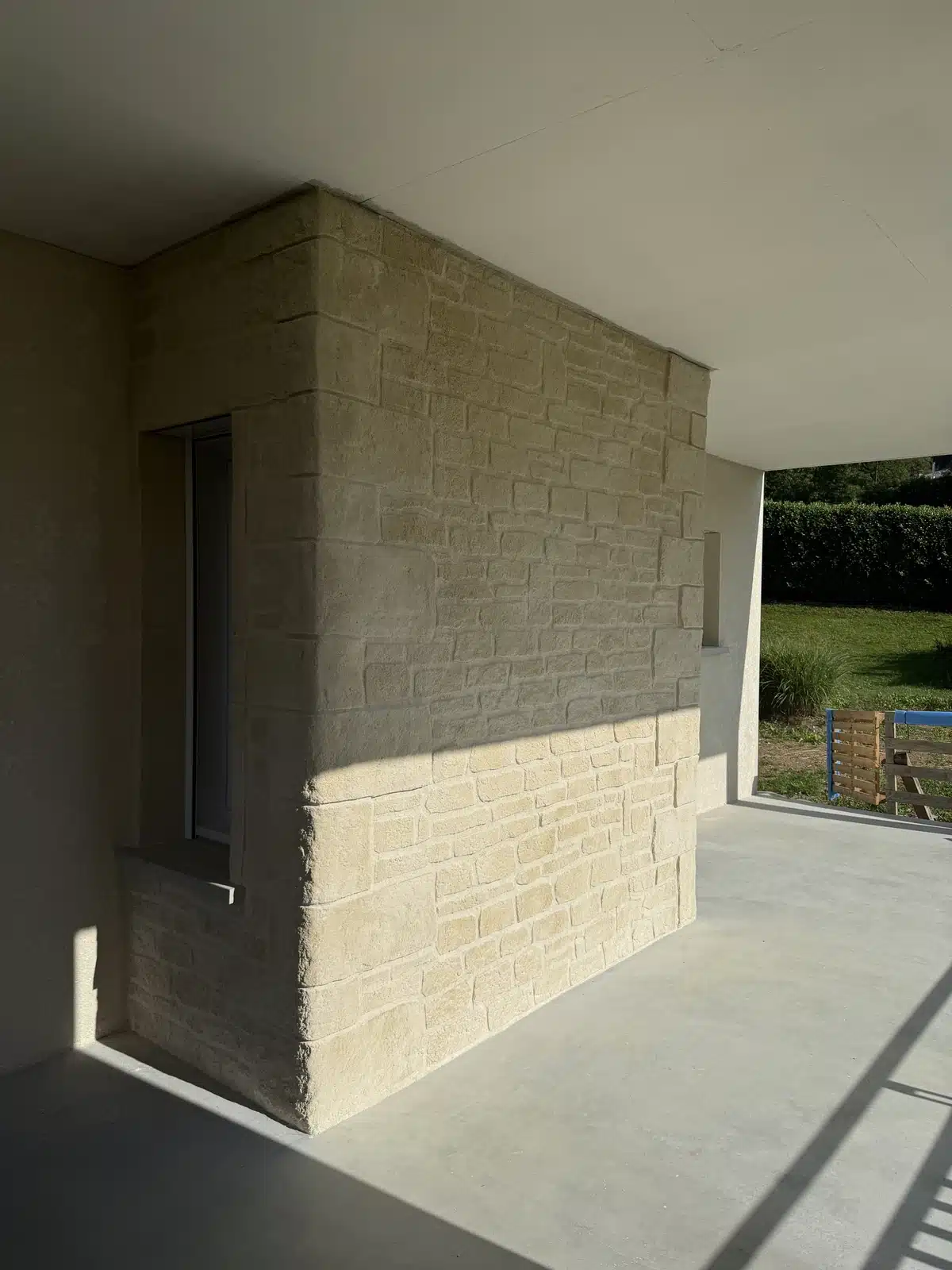 Détail imitation pierre façade extension Saint-Sixt