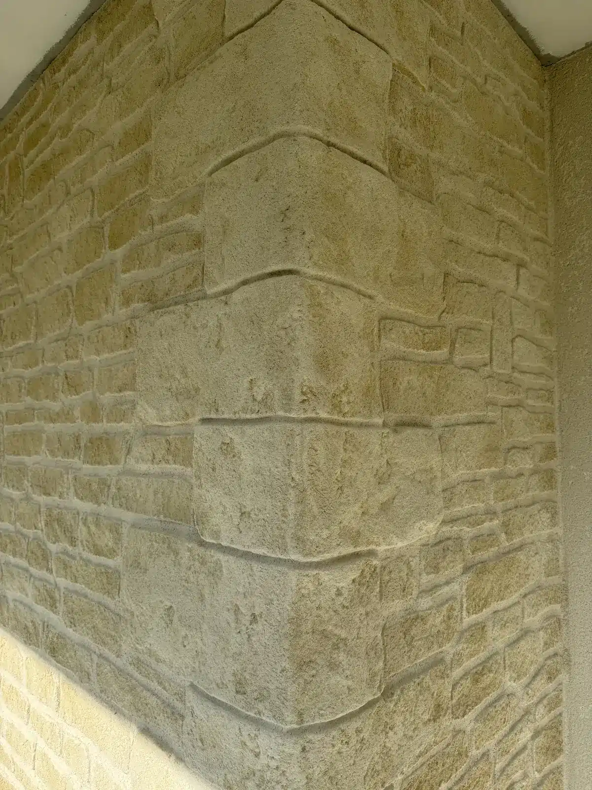 Zoom sur angle façade imitation pierre Saint-Sixt