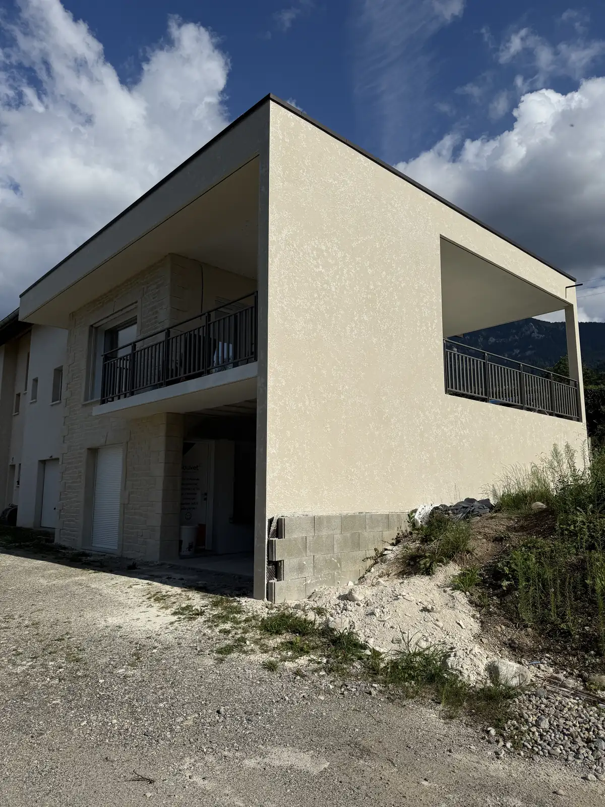 Rénovation façade extension enduit gratté rustique