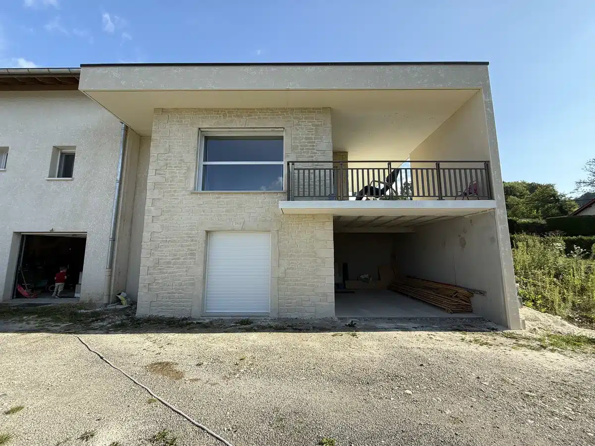 Vue sur façade rénovée en imitation pierre