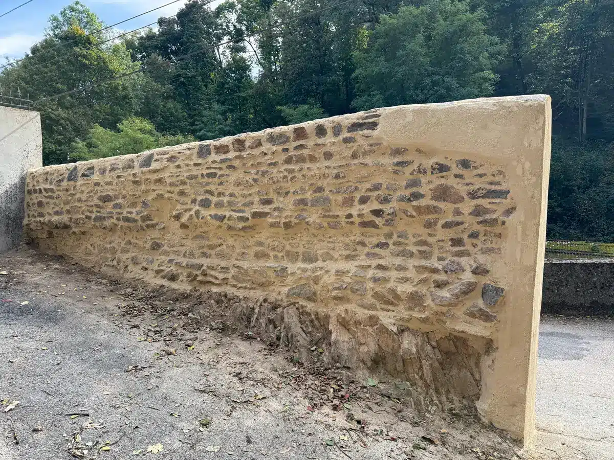 Mur arrière après rejointement à la chaux