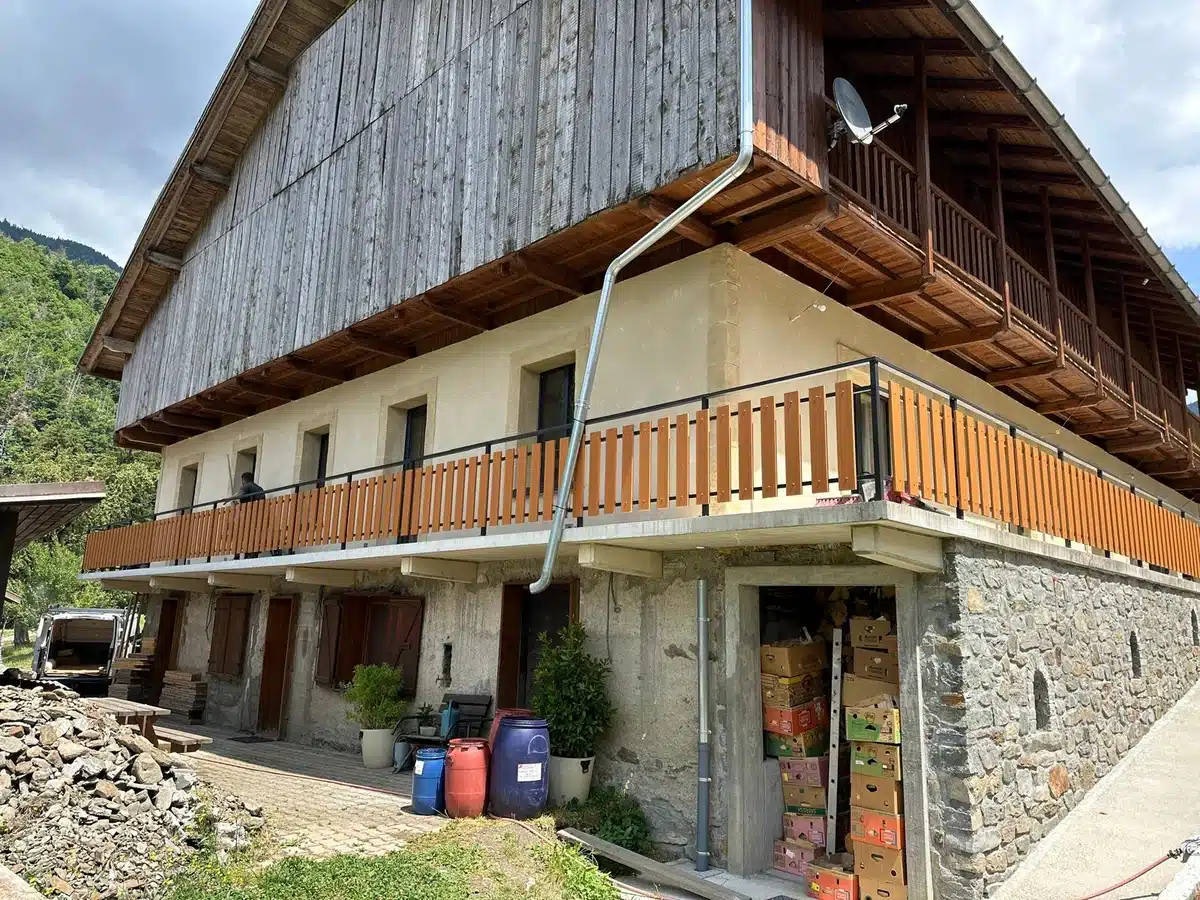 Ravalement de la façade avec l'enduit à chaux