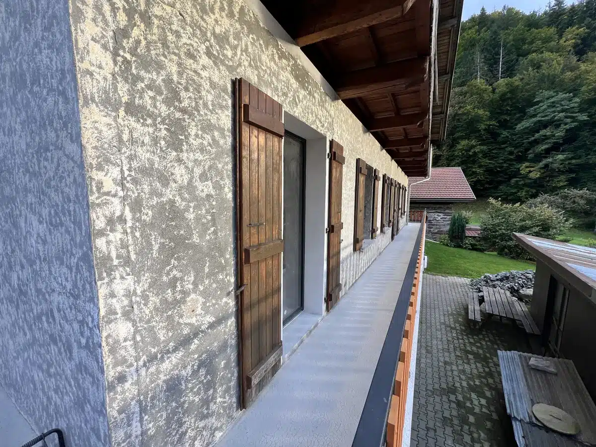 Vue sur angle de la façade à rénover