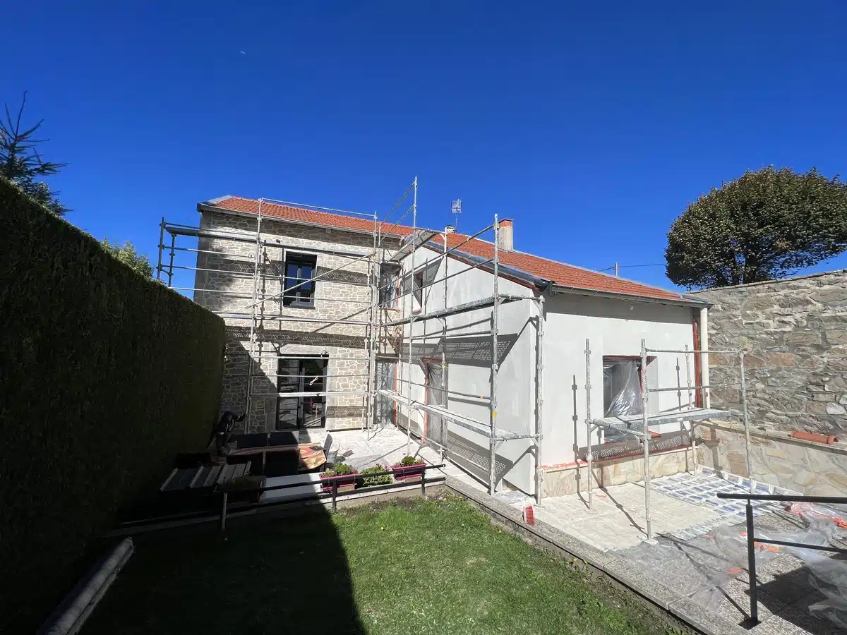 Vue sur façade pendant les travaux d'isolation Vue sur façade pendant les travaux d'isolation