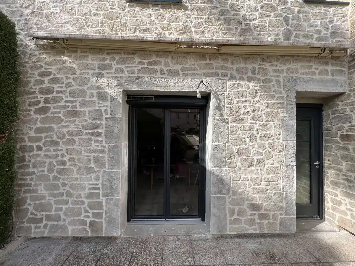 Zone traitée en imitation pierre – vue après Zone traitée en imitation pierre – vue après