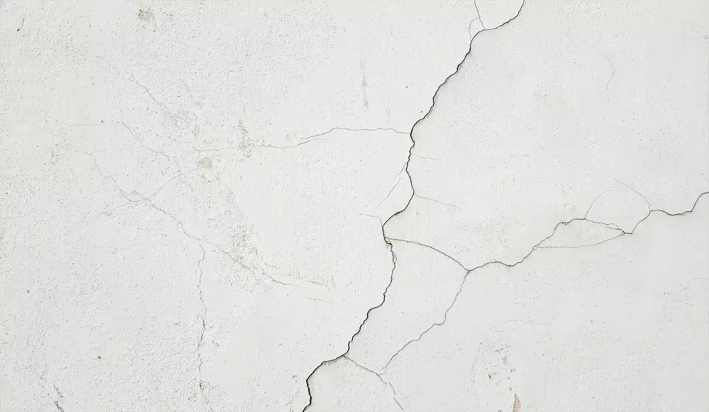 Zoom sur micro fissures d'une façade Zoom sur micro fissures d'une façade